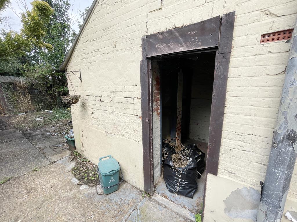 Lot: 120 - TERRACED HOUSE FOR IMPROVEMENT - external image of brick built outbuildings in garden